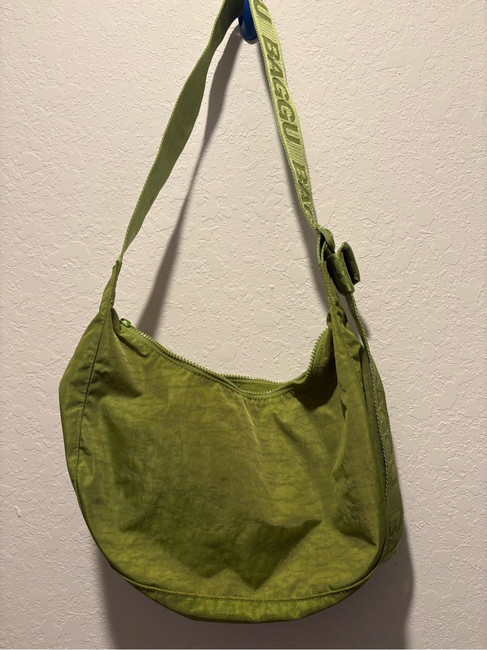 Baggu Medium Crescent in Green Juice - Picture 5 of 8